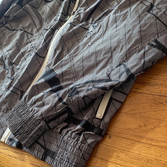 Volcom Transition Performance Driven Streetwear Hooded Windbreaker Size Medium - Picture 11 of 17